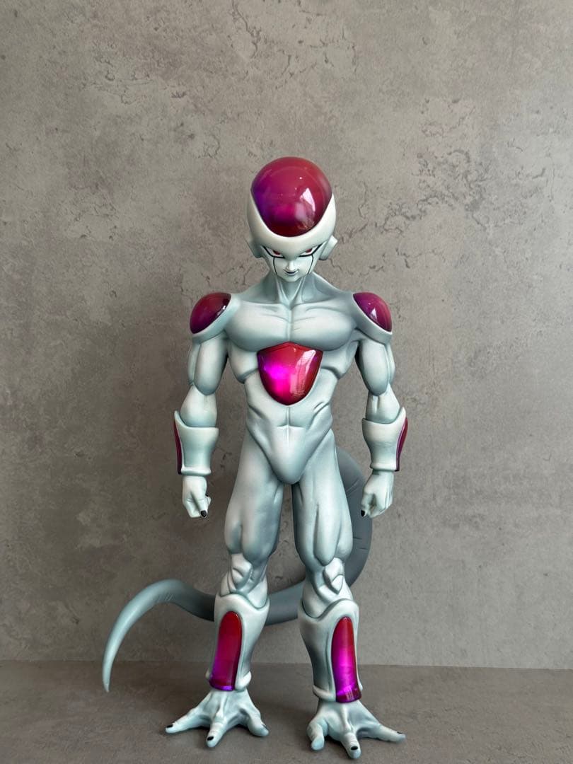 ドラゴンボールFriezaフリーザ フィギュア ピンクと白