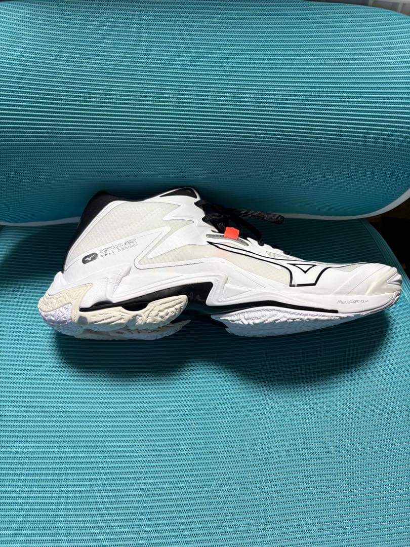 MIZUNO ミズノ バレーボールシューズ ウェーブライトニングZ8 MID 白