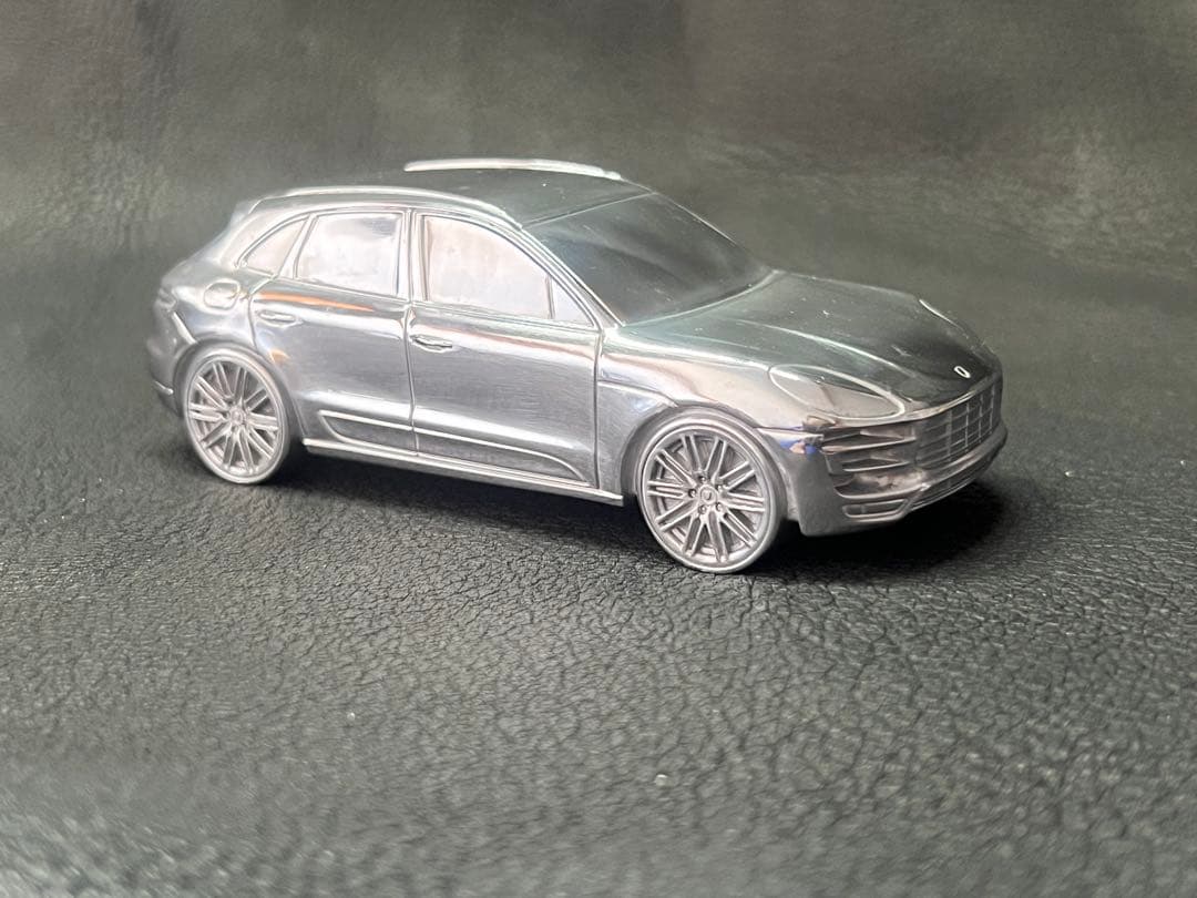 Porsche Macan Turbo 限定版ミニカー