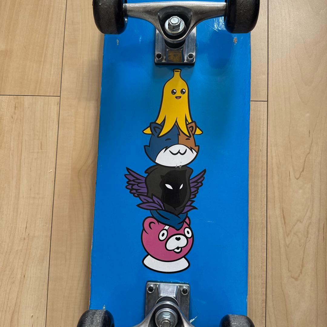 青いキャラクター付きスケートボード