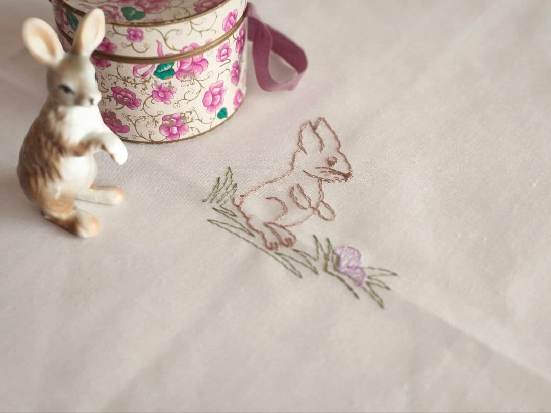【mkuさま】vintage ❀ ウサギさん刺しゅうの テーブルクロス
