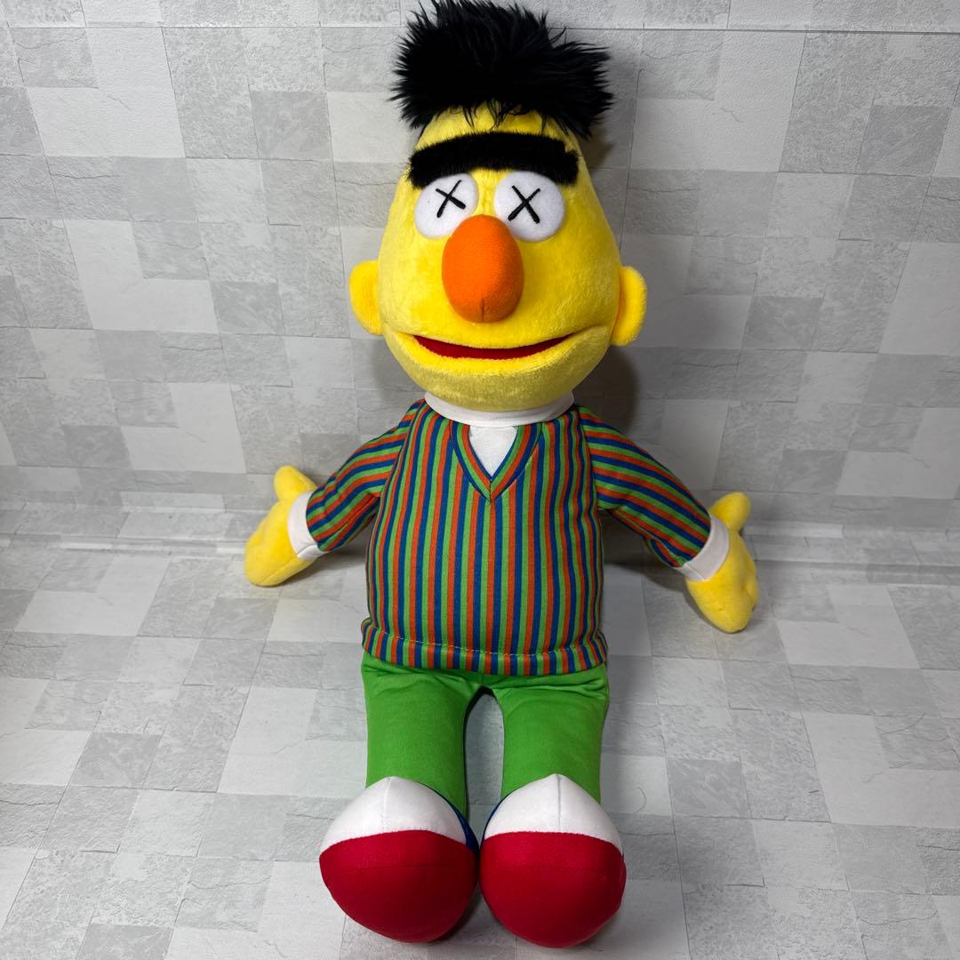 B135 希少 UNIQLO KAWS SESAME STREET ぬいぐるみ