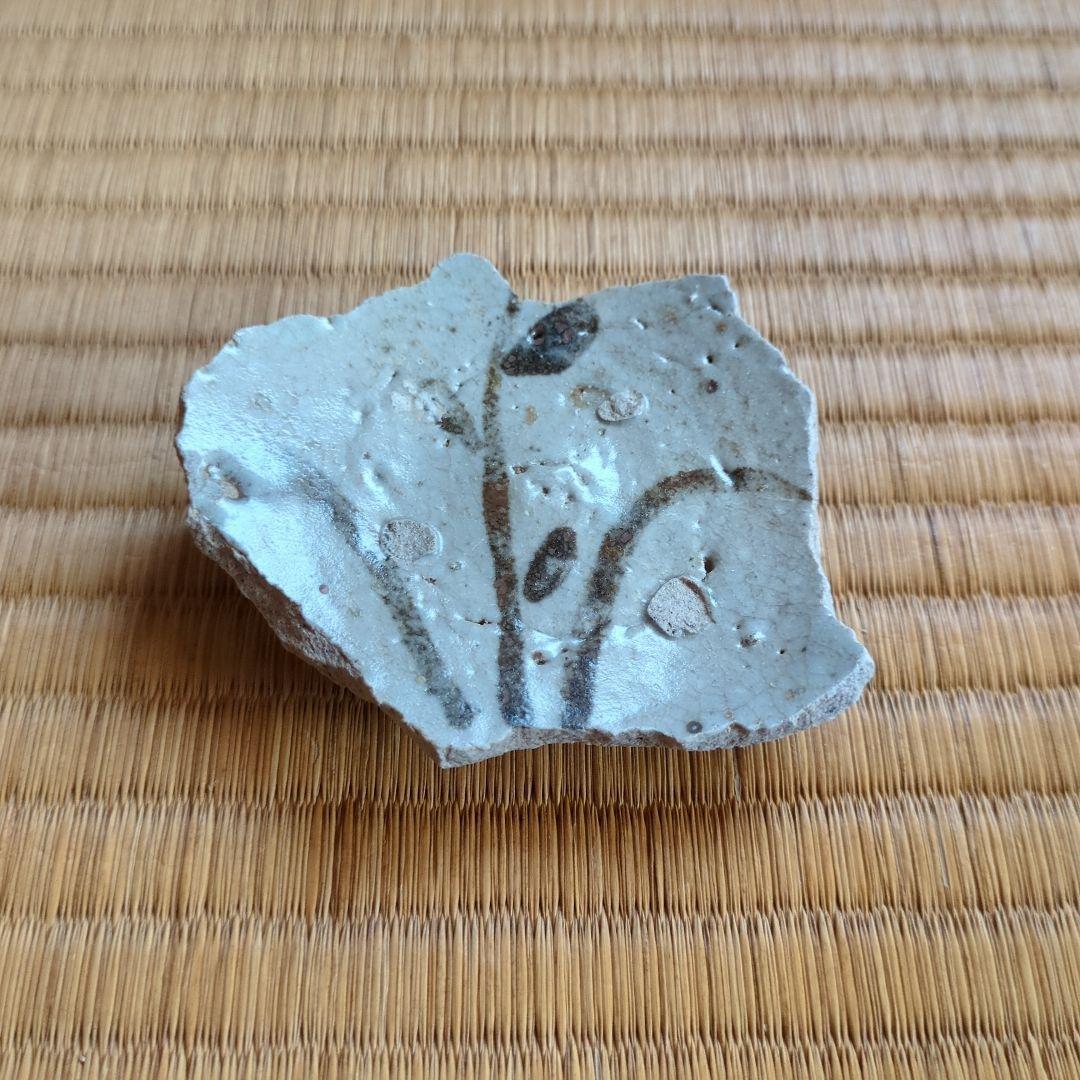 陶器の破片 抽象的な花模様　古唐津の陶片　小山路窯発掘品