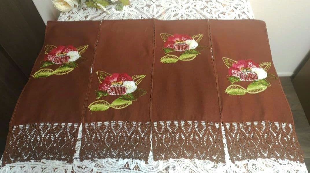 ハンドメイド 手刺繍 ブラウン 椿 花柄 4つ割れ 手編みレース縁取り のれん