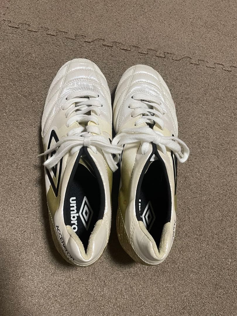 Umbro Accuro サッカーシューズ ホワイト/ゴールド　アンブロ