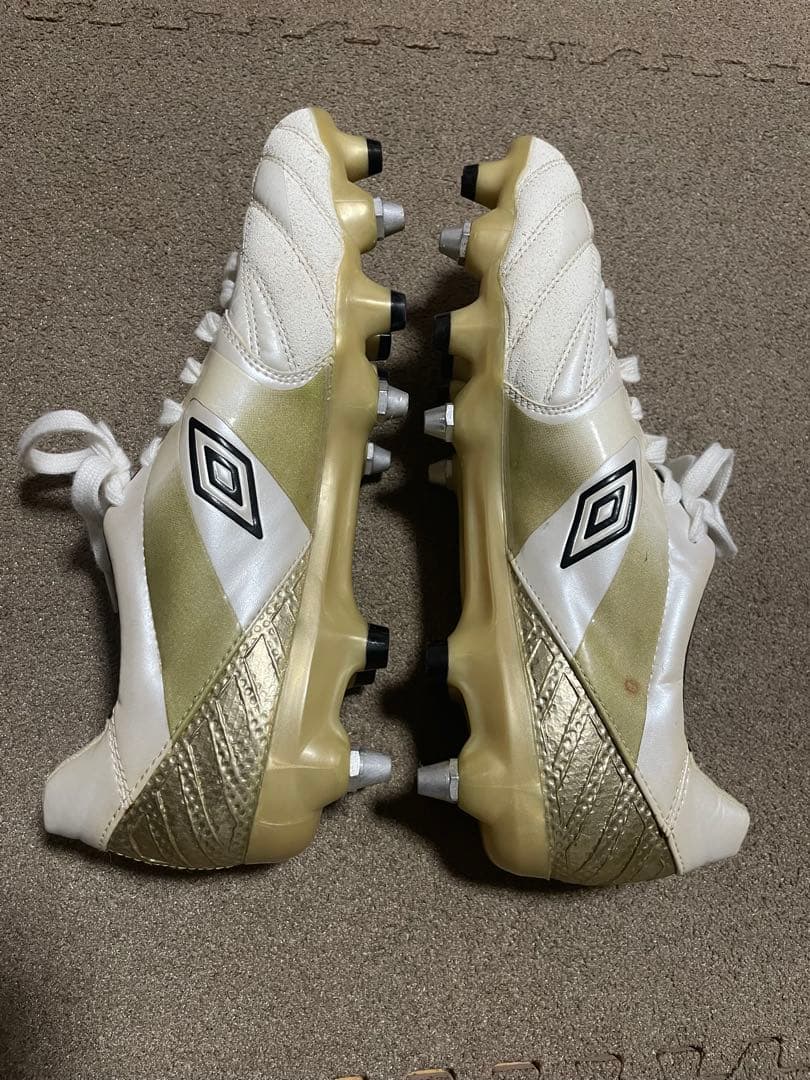 Umbro Accuro サッカーシューズ ホワイト/ゴールド　アンブロ