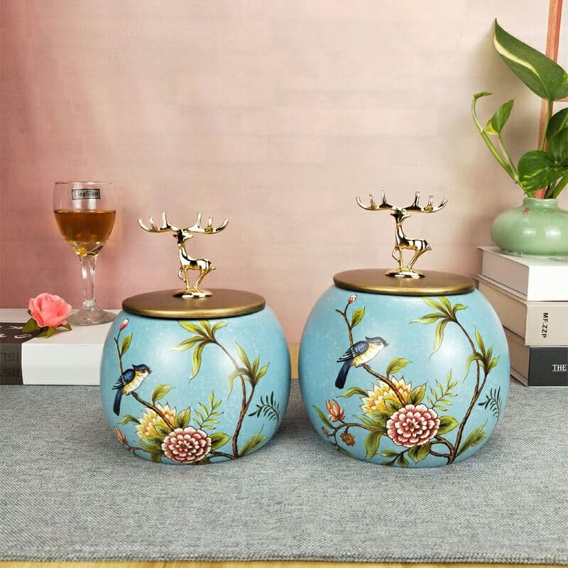 陶磁器の貯蔵タンクの置物の鍵はキャンディー缶の茶葉の缶を収納します