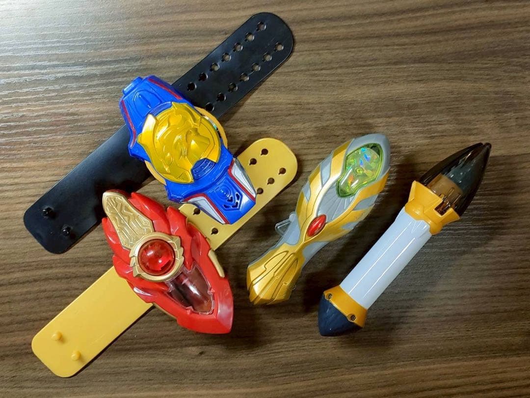 ウルトラマン　まとめ売り　変身アイテムなど　フィギュア　カード　本　動作確認済