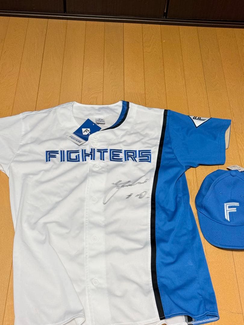 FIGHTERS サイン入りユニフォームとキャップ