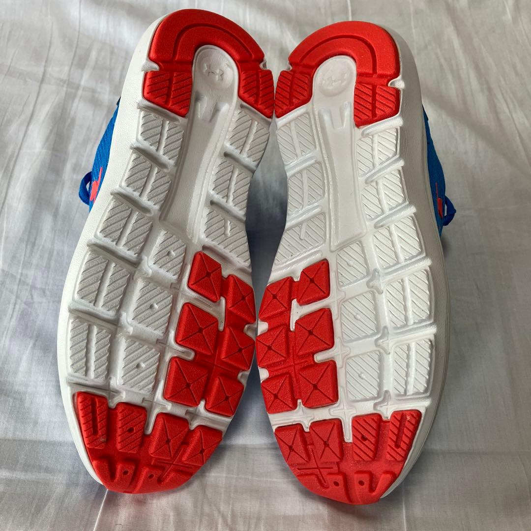 ランニングシューズ　新品　UNDER ARMOUR 23.5cm