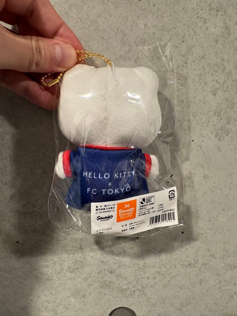 【新品未使用】ハローキティ × FC東京ストラップ付きぬいぐるみ