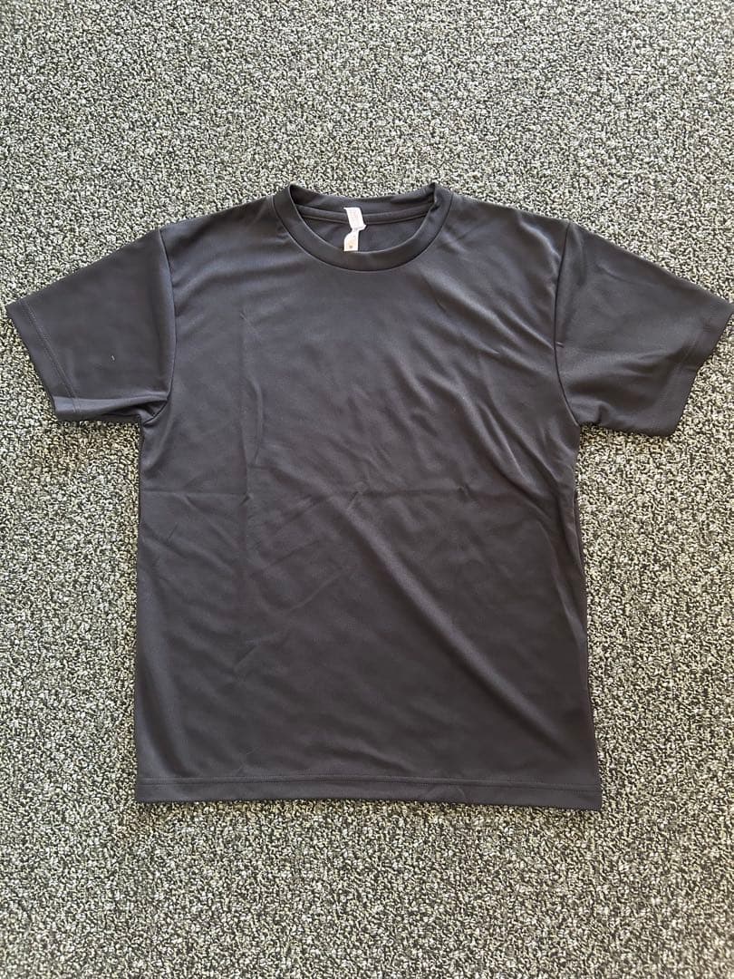 黒Tシャツ6枚と赤ショートパンツ6着、スニーカー2足セット