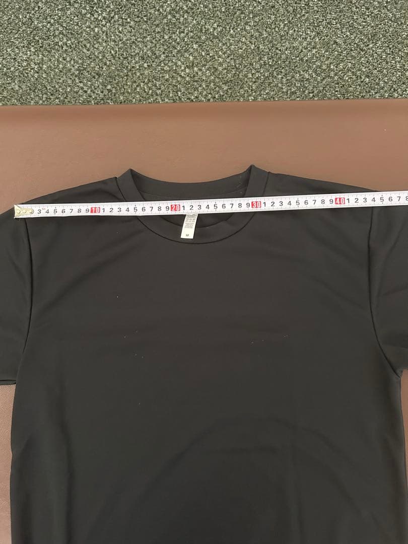 黒Tシャツ6枚と赤ショートパンツ6着、スニーカー2足セット