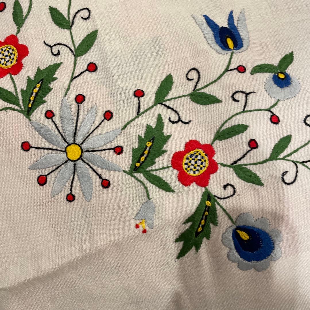 テーブルクロス　花柄模様　刺繍入りさ