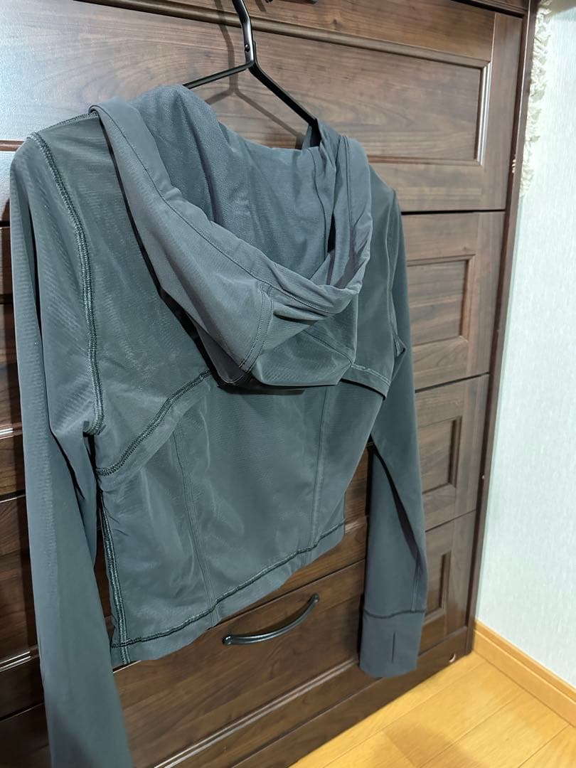 ルルレモン　Define フード付きクロップメッシュジャケット