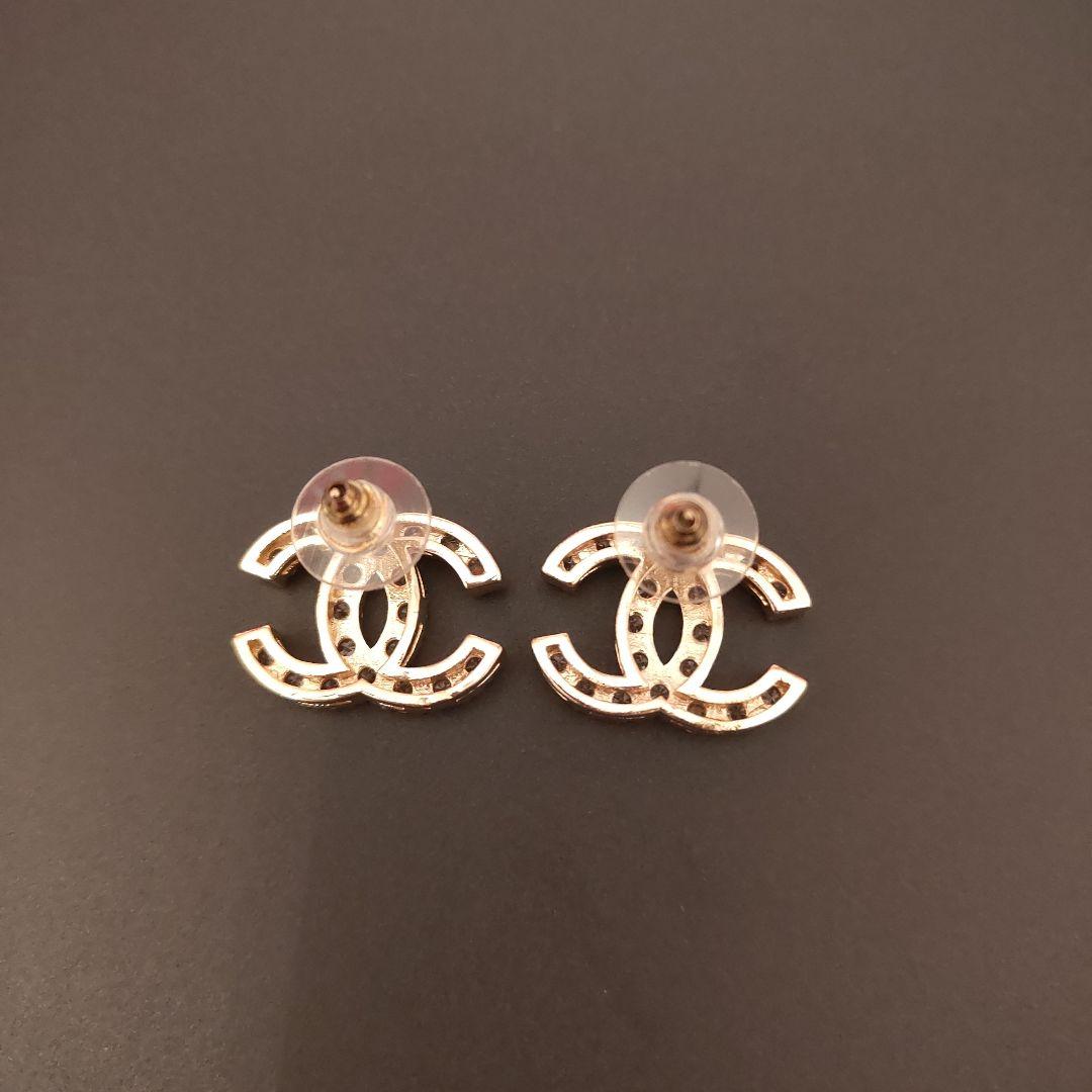 CHANELクリスタルスタッドピアス