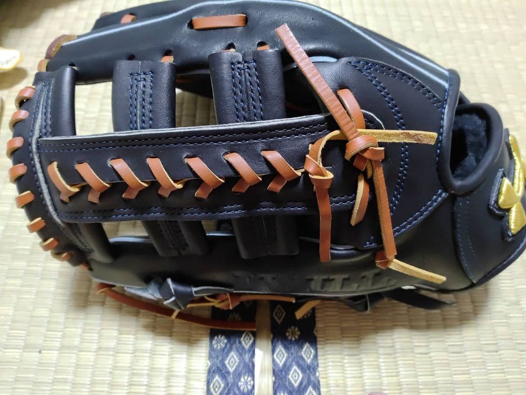 【新品】アンダーアーマー　一般硬式グローブ　外野用　左投げ　黒