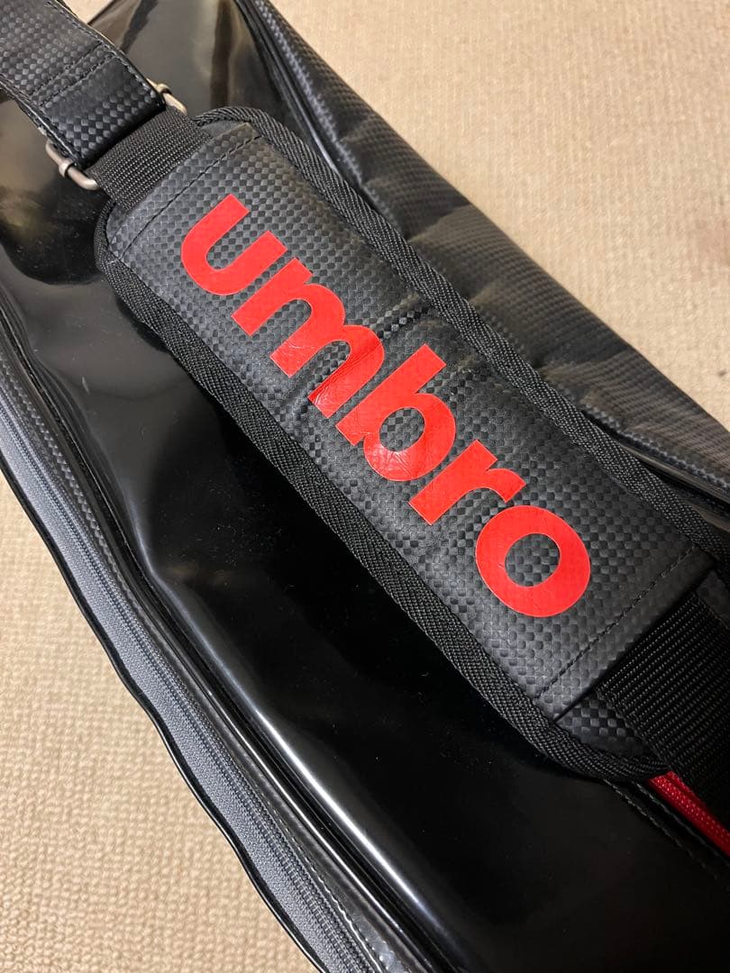 umbro エナメル ショルダーバッグ 黒/赤
