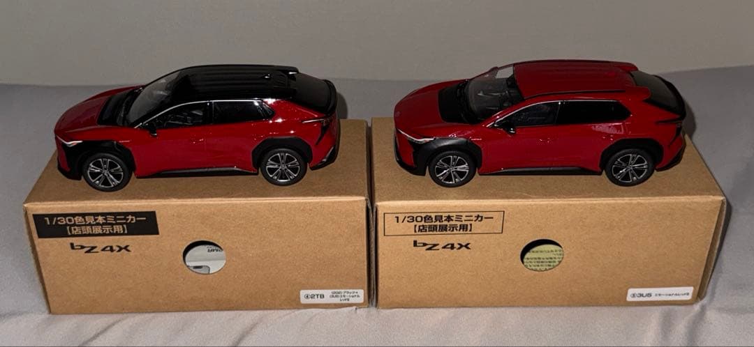 【非売品】　トヨタ　bZ4X ミニカー　カラーサンプル ２台セット　箱付き