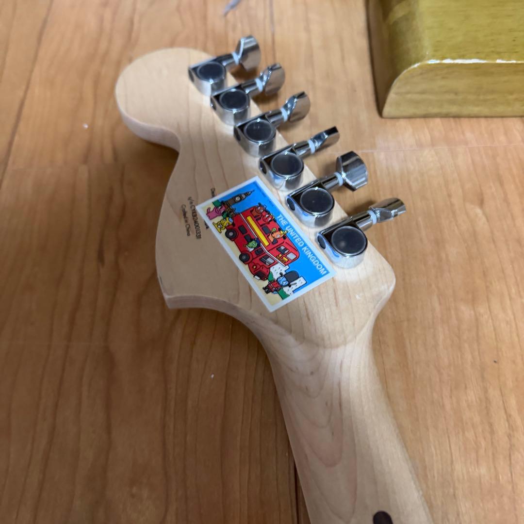 Squier Starcaster ホワイト×ブラック