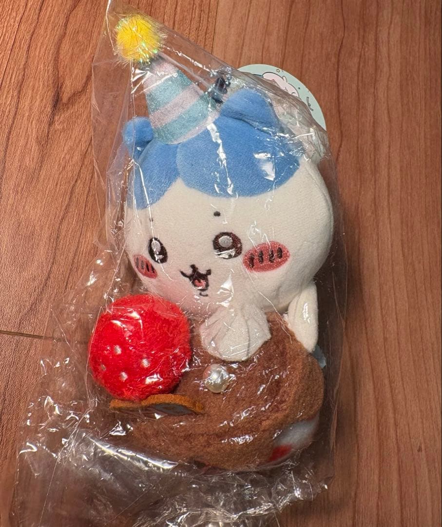 ちいかわ ハチワレ　デスクトップから見守るひっかけぬいぐるみ