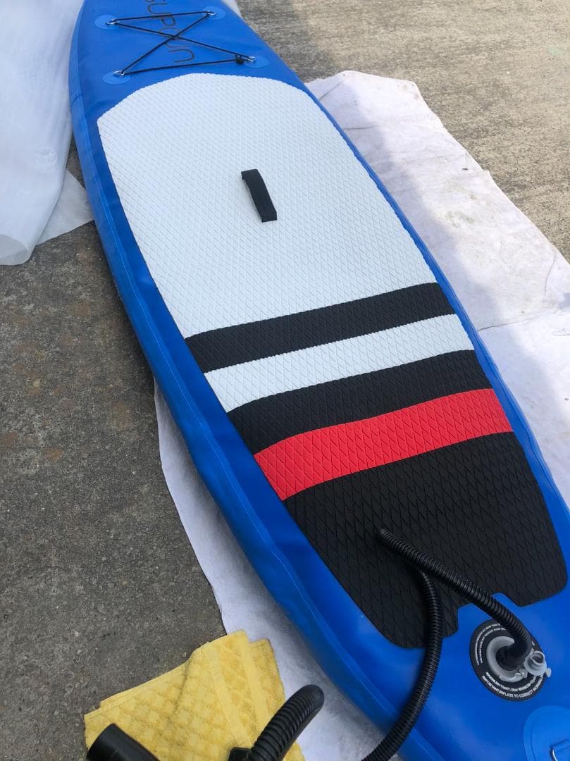 青いスタンドアップパドルボード
