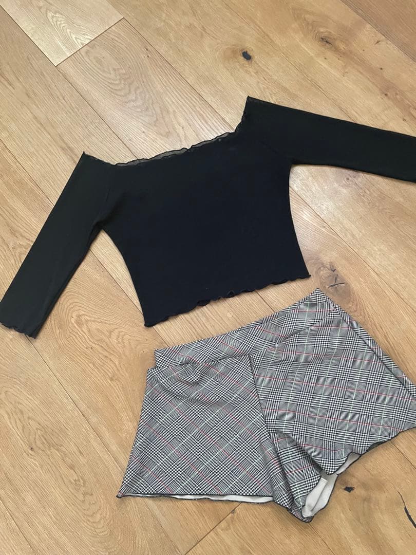 オフショルダー ブラックトップス チェック柄ショートパンツ