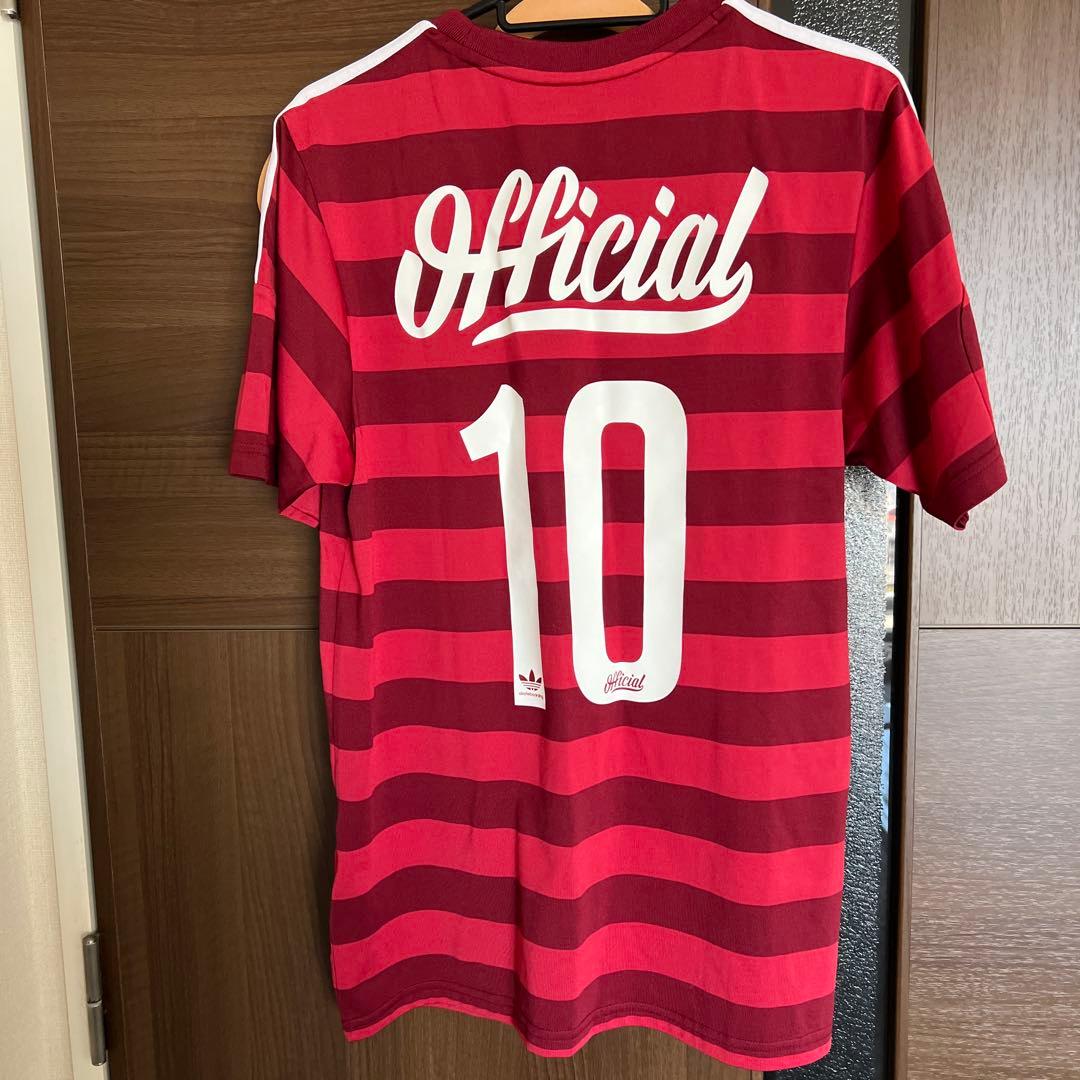 adidas ストライプ 赤 シャツ 海外