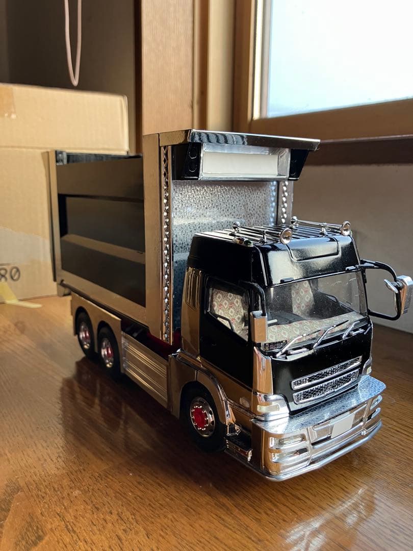 デコトラ、スーパーグレー大型ダンプ1/32スケール 黒/銀、完成品