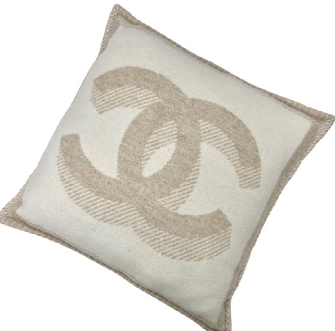 CHANEL CCロゴ クッション ベージュ アイボリー AA1088