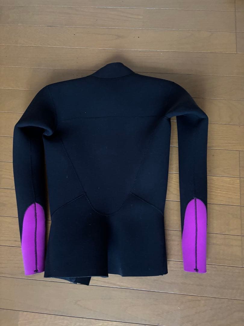 ほぼ未使用　サーフィン用タッパー 黒と紫 フロントジップ
