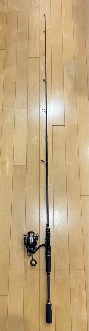 ルアー釣りデビュー2ピーススピニングロッド（180cm)1000番リールライン付