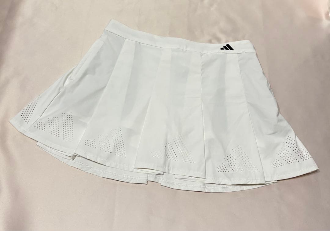 新品adidas ゴルフ　モックネックニット　パンチングプリーツスカート　爽やか
