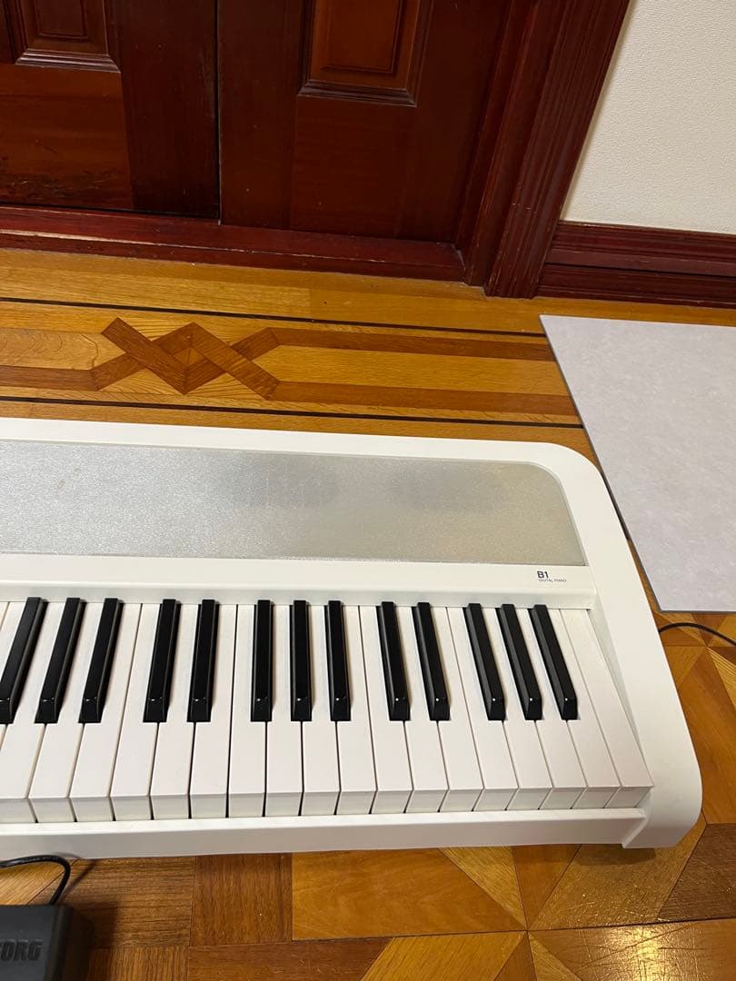 KORG 電子ピアノ B1 ホワイト 88鍵盤 ヘッドホン ペダルつき
