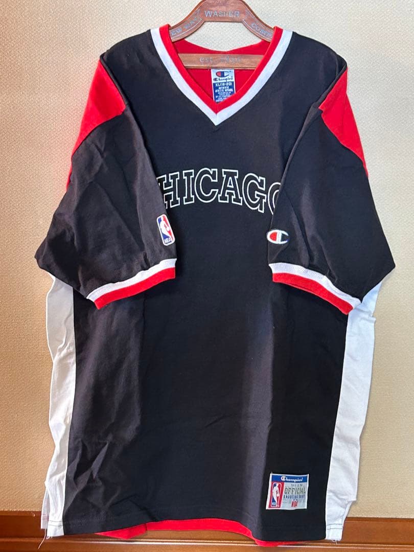 シカゴ・ブルズ Champion Vネック Lサイズ 新品タグ付き　ジャージ