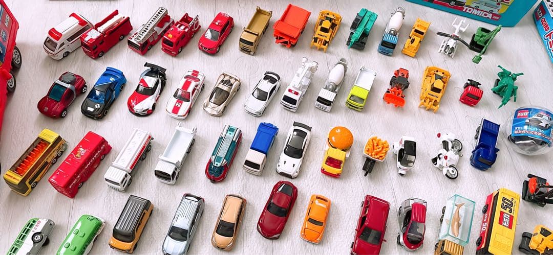 まとめ売り　トミカミニカー50台とレールセット　おまけ付き　収納BOX かるた