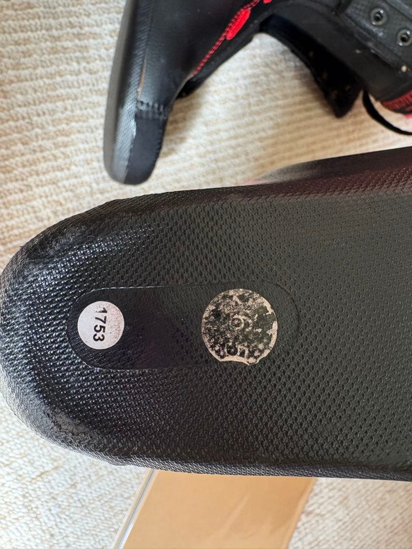 赤いスキー ブーツ バックル付き