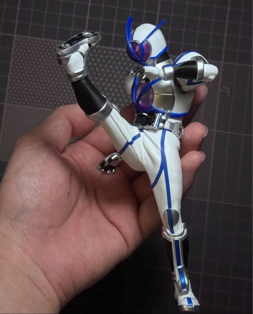S.H.Figuarts（真骨彫製法）仮面ライダーサイガ カスタムスーツ
