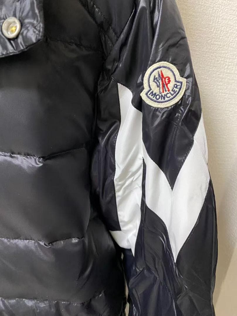 MONCLER ブラック ダウンジャケット フード付き