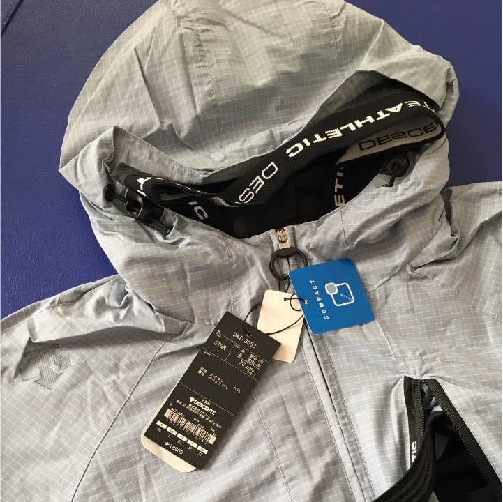 DESCENTE ウィンドブレーカー 撥水 防風 コンパクト収納付き