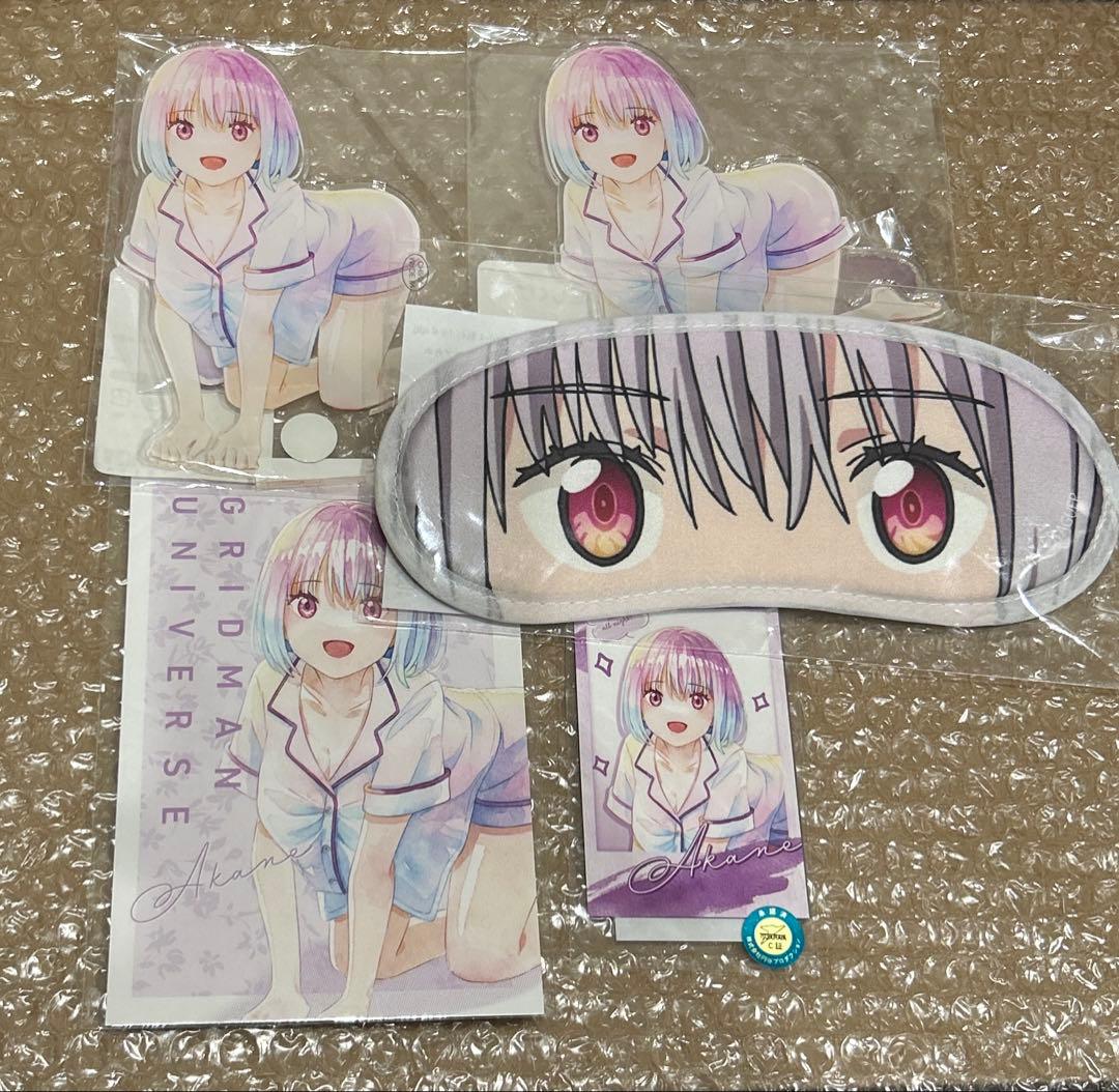 グリッドマンユニバース　等身大タペストリー　dmmスクラッチ　推しくじ　缶バッジ