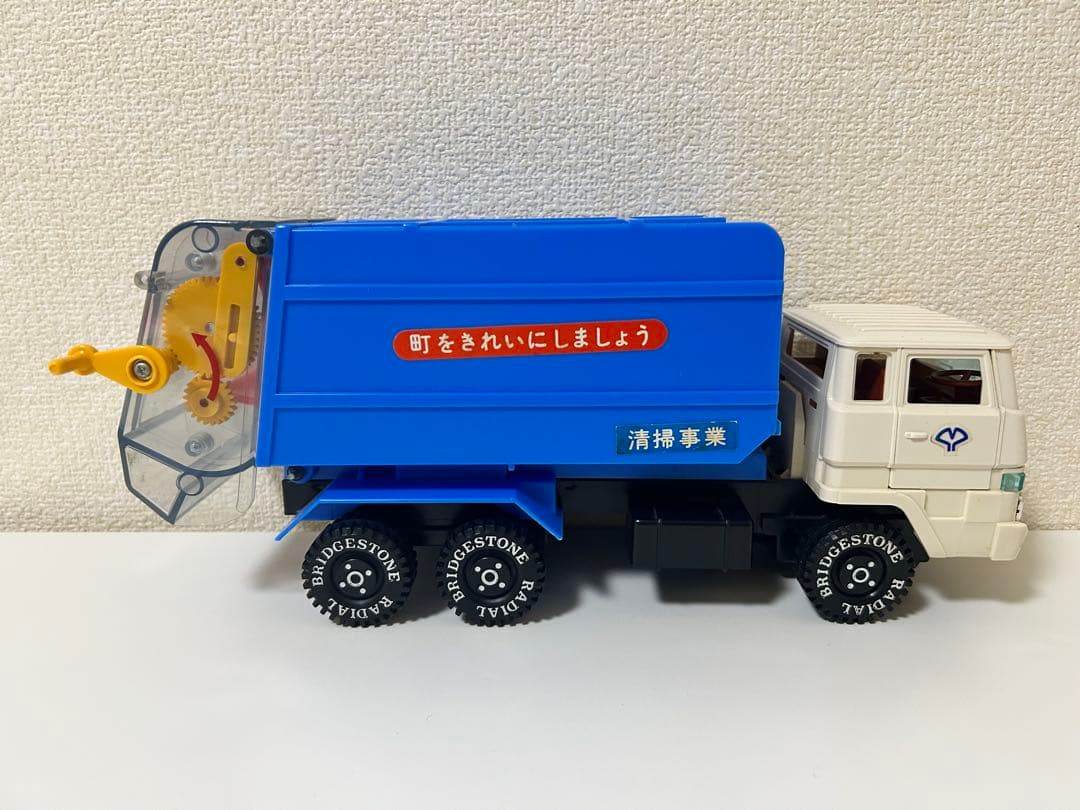 ダイヤの両扉開き清掃車　レトロ　おもちゃ