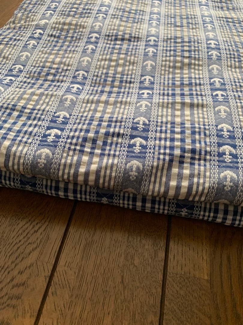 ネイビーとホワイトのチェック柄・いかり柄　シワ加工あり　370cm×120cm