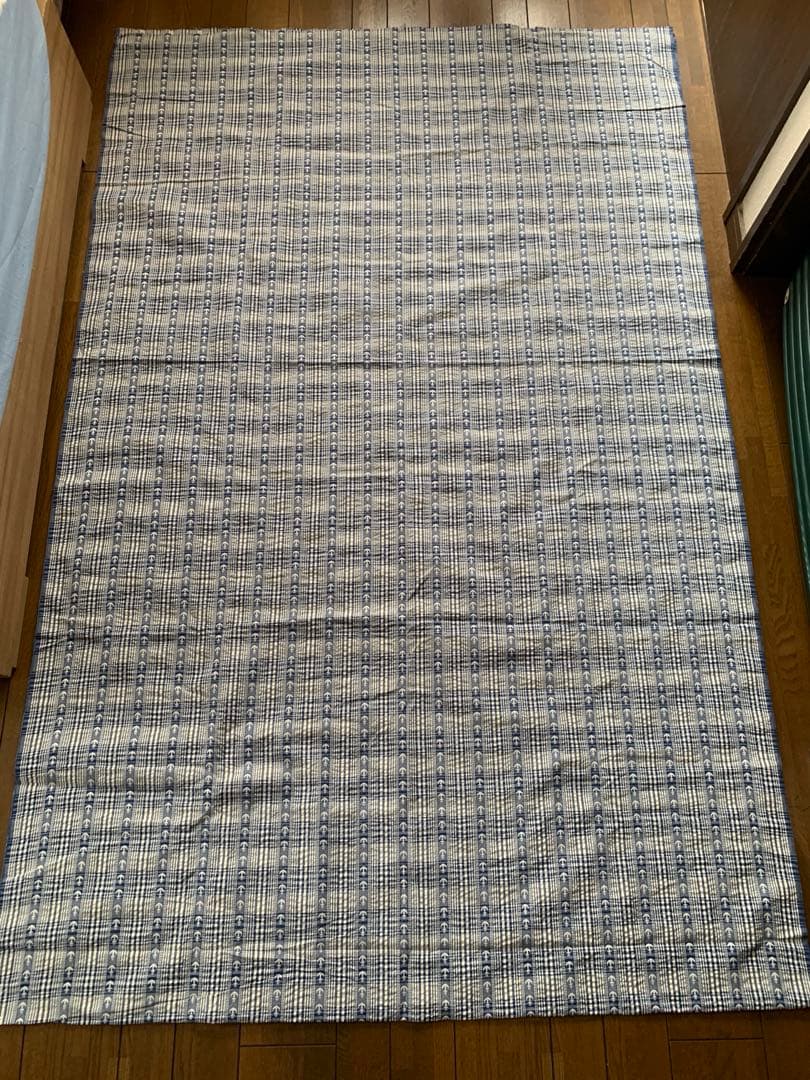 ネイビーとホワイトのチェック柄・いかり柄　シワ加工あり　370cm×120cm