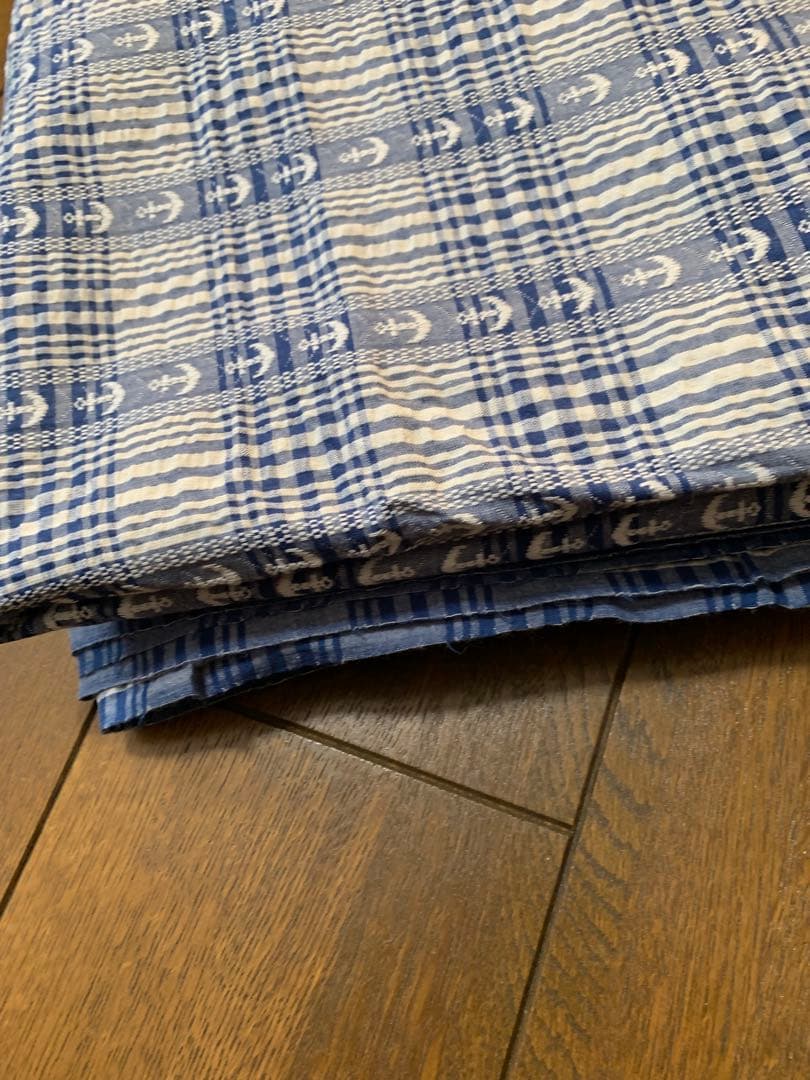 ネイビーとホワイトのチェック柄・いかり柄　シワ加工あり　370cm×120cm