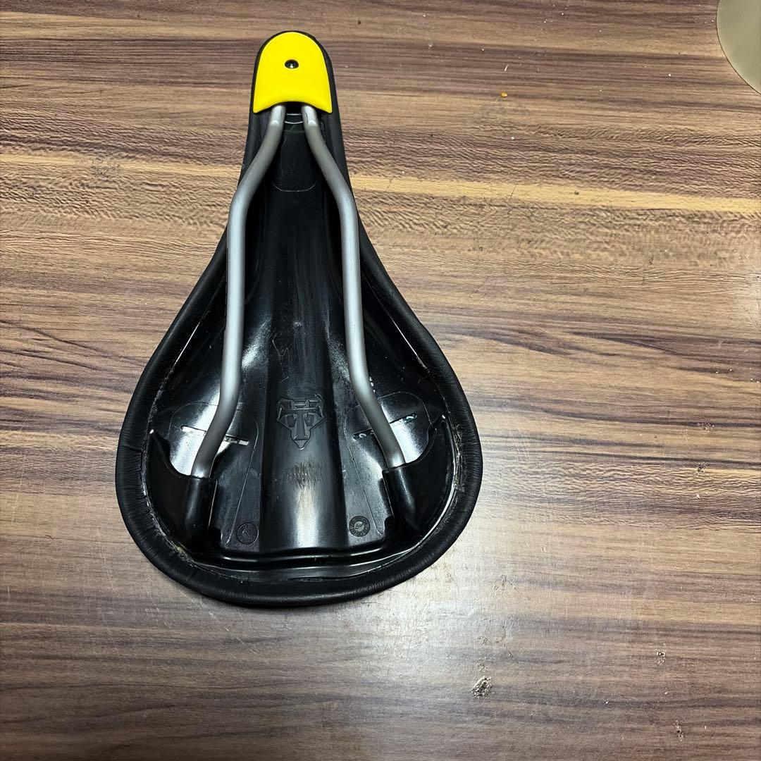 WTB DEVO サドル THINLINE 黒/黄色