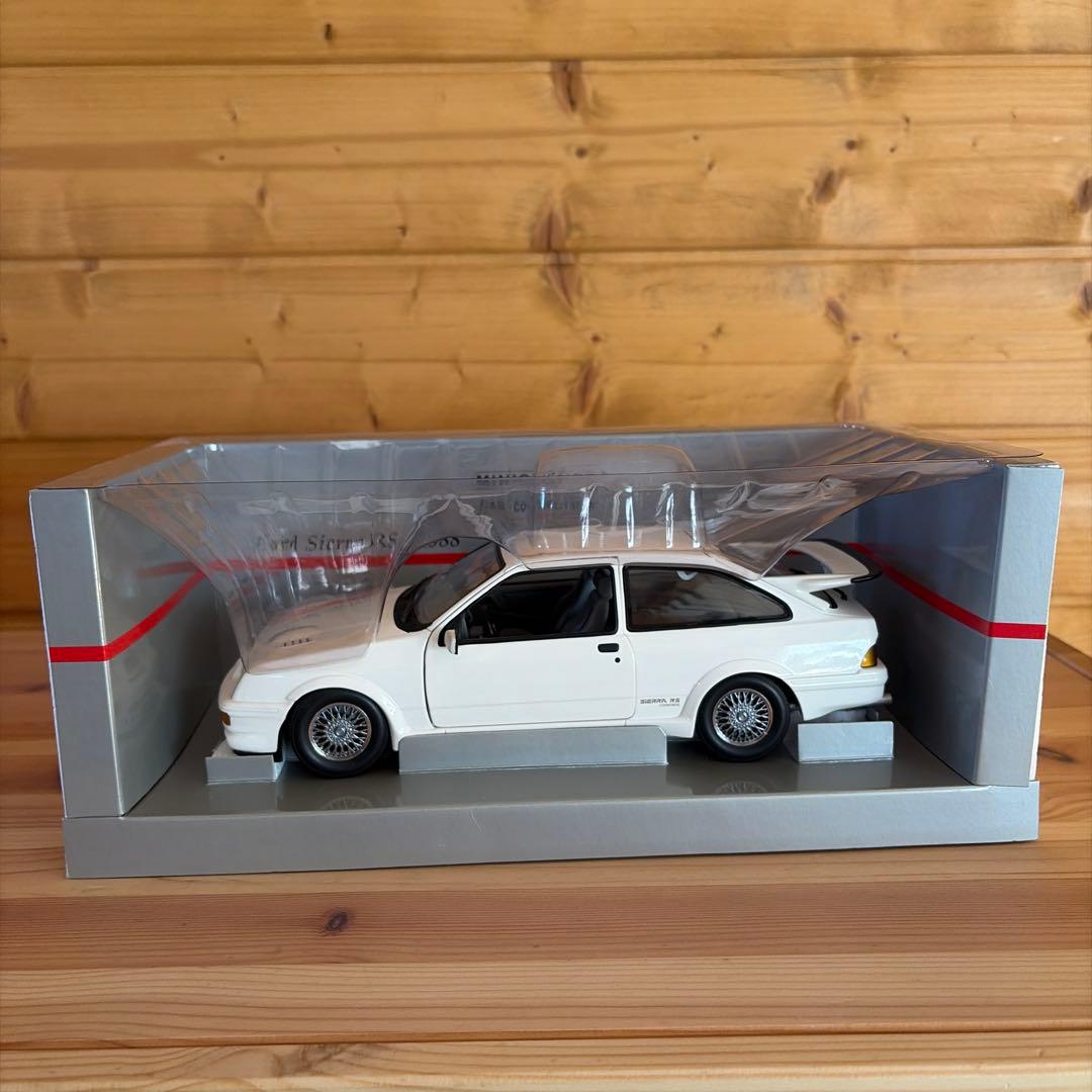 美品　MINICHAMPS 1/18 フォード エスコート RS ホワイト