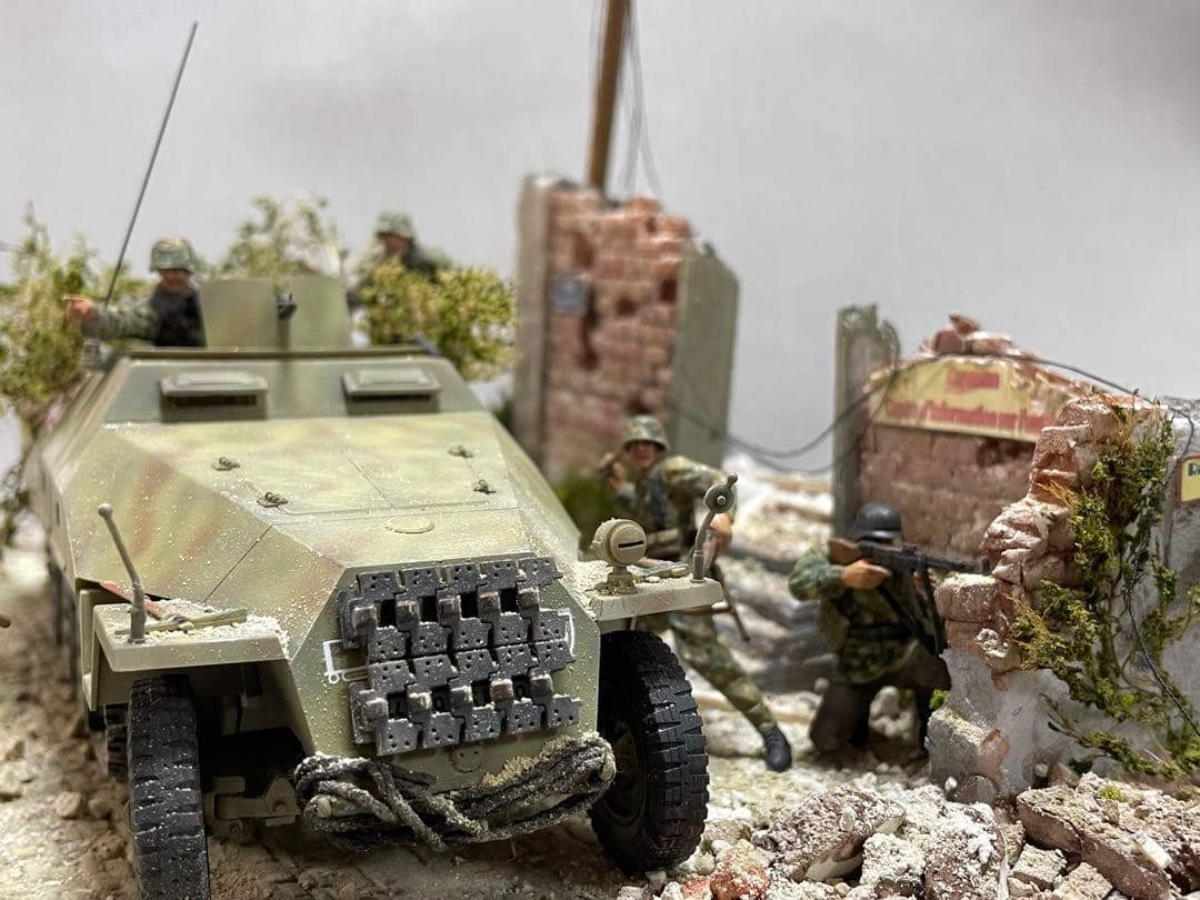戦車ジオラマ　1/35 ドイツSdkfz251と親衛隊兵士