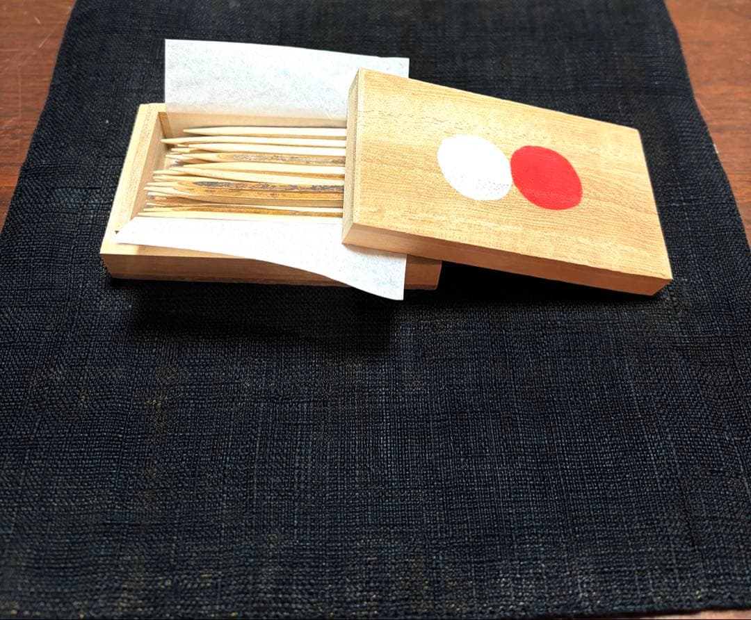 秋田伝統工芸『樺細工』の茶筒. 楊枝入.茶さじ.日本橋さるや楊枝入(楊枝)セット