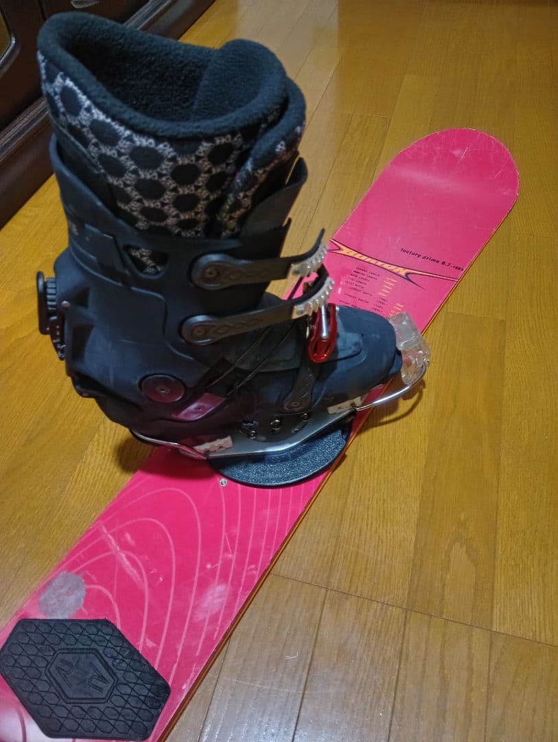 BURTONアルペンスタイル　赤スノーボードと黒ブーツセット